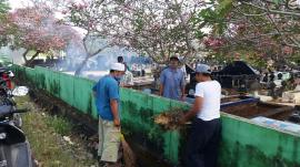 Sambut Hari Jadi, Masyarakat Bersihkan Makam